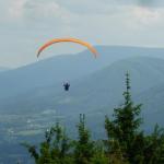 Paragliding, vzadu hřeben Smrku