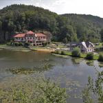 pohled na bývalý hotel a Harabistro s koupalištěm