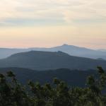 v pozadí Ještěd, uprostřed Hvozd a rozhledna Hochwald 