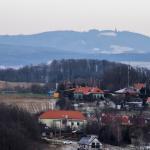 Pohled na Vartovnu, v popředí Jaroslavice s hřištěm