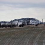 vrcholek Soudná nad Žlutavou, vlevo od něj Ranč Žlutava s Chrochrobarem