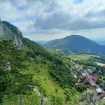 vršatecké skály, Podhradie, vzadu Chotuč (795 m)